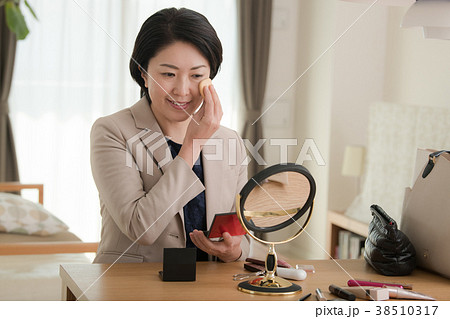 化粧をするビジネスウーマン　ミドル日本人女性 38510317