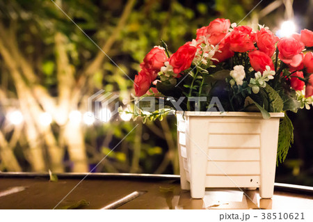 Red flowers are placed on the table 38510621