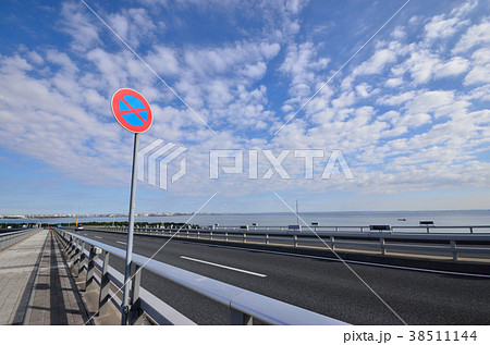 駐停車禁止看板と東京ゲートブリッジの写真素材