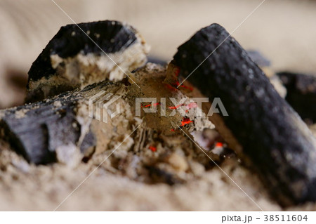 火鉢の温もり１ 38511604