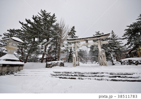 雪の岩木山神社の鳥居 38511783