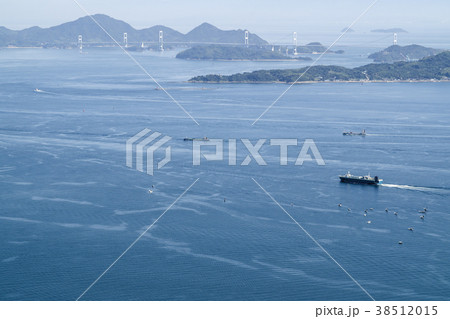 瀬戸内海を行く船と海峡の景色 38512015