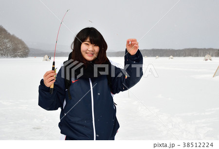 冬の北海道七飯町大沼公園の蓴菜沼でワカサギ釣りをする女性のポートレートを撮影 冬の北海道七飯町大沼公園の蓴菜沼でワカサギ釣りをする女性のポートレートを撮影 38512224