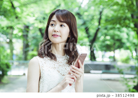 女性　スマホ　旅行　散策　散歩 38512498