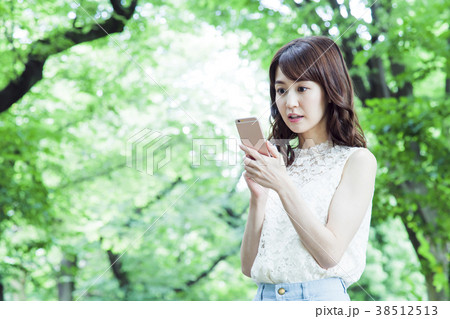 女性 スマホ 旅行 散策 散歩 女性 スマホ 旅行 散策 散歩 38512513