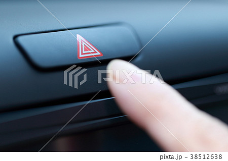 運転手 (ドライバー おでかけ 外出 人物 ボディパーツ 顔なし 乗用車 女性 シニア 発車 停車) 38512638