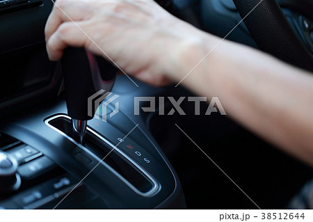 運転手 (ドライバー おでかけ 外出 人物 ボディパーツ 顔なし 乗用車 女性 シニア 発車 停車) 運転手 (ドライバー おでかけ 外出 人物 ボディパーツ 顔なし 乗用車 女性 シニア 発車 停車) 38512644