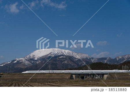 伊吹山とN700系新幹線 38513880