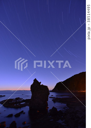 北海道せたな町大成区長磯海岸の奇岩たぬき岩と星空を長時間露光で撮影 北海道せたな町大成区長磯海岸の奇岩たぬき岩と星空を長時間露光で撮影 38514495