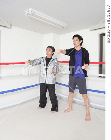 ジムのトレーナーと男性 ジムのトレーナーと男性 38515657