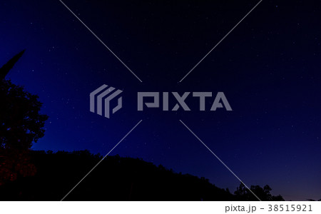 夜明け前の夜空に映える満天の星 38515921