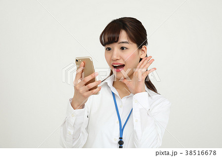 スマホを見て驚くOL 38516678