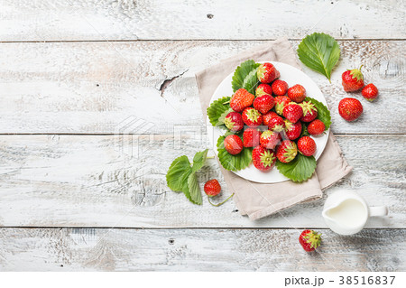 Heap of fresh strawberries 38516837