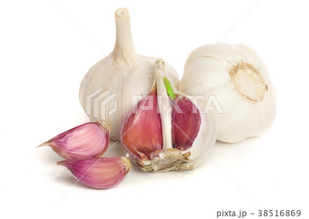 garlic isolated on white background close up 38516869