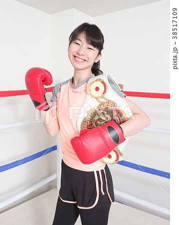 チャンピオンベルトを持って微笑む女性（協力　士魂　関根塾） 38517109