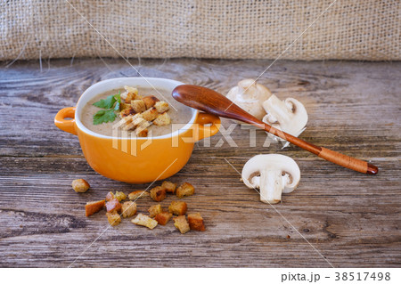 pure soup with mushrooms and croutons 38517498