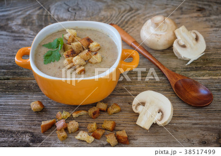 pure soup with mushrooms and croutons 38517499