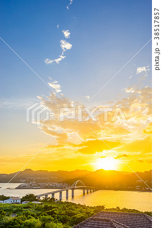 【沖縄県】瀬底島の夕日 38517857