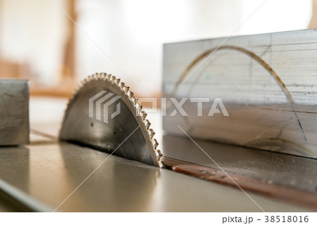 Circular saw cuts wood close up 38518016