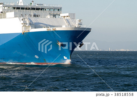 伊勢湾を航行する貨物船の船首 38518558
