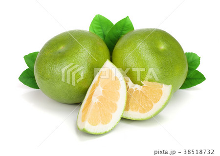 Citrus Sweetie or Pomelit, oroblanco with slices 38518732