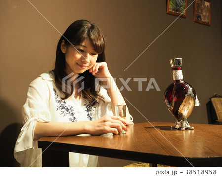 バーでテキーラを飲む女性 38518958