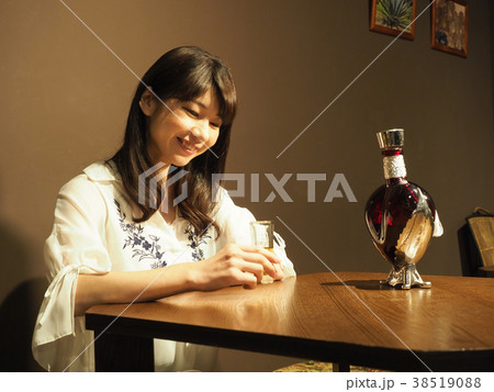 バーでテキーラを飲む女性 38519088