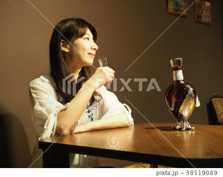 バーでテキーラを飲む女性 38519089