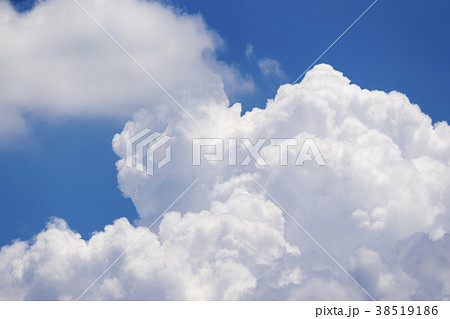 大迫力の白い入道雲の素材と晴天快晴青空の背景イメージ完成予想図パース素材横 大迫力の白い入道雲の素材と晴天快晴青空の背景イメージ完成予想図パース素材横 38519186