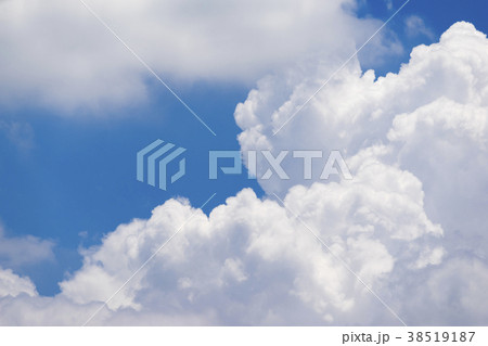 大迫力の白い入道雲の素材と晴天快晴青空の背景イメージ完成予想図パース素材横 38519187