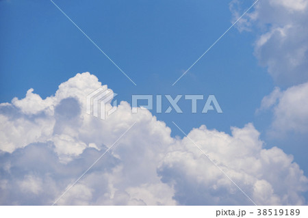 大迫力の白い入道雲の素材と晴天快晴青空の背景イメージ完成予想図パース素材横 38519189