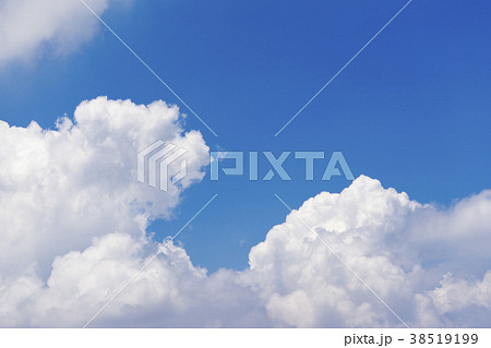大迫力の白い入道雲の素材と晴天快晴青空の背景イメージ完成予想図パース素材横の写真素材