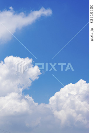 大迫力の白い入道雲の素材と晴天快晴青空の背景イメージ完成予想図パース素材横 38519200