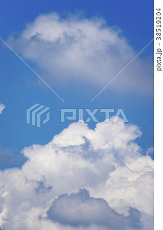 大迫力の白い入道雲の素材と晴天快晴青空の背景イメージ完成予想図パース素材縦 38519204