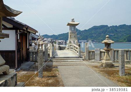 御手洗住吉神社の参道と高灯篭 御手洗住吉神社の参道と高灯篭 38519381