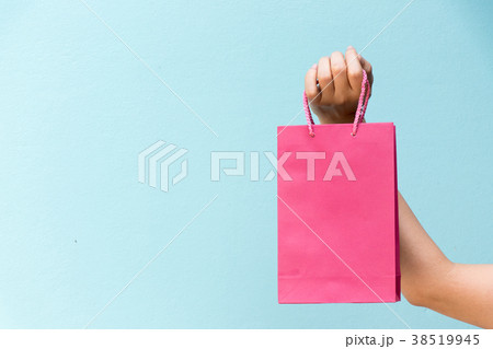 Hand of business woman hold pink shopping bag Hand of business woman hold pink shopping bag 38519945