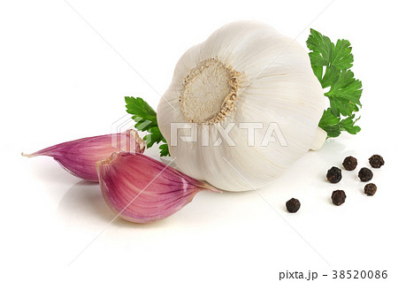 garlic with parsley leaf and peppercorn isolated garlic with parsley leaf and peppercorn isolated 38520086