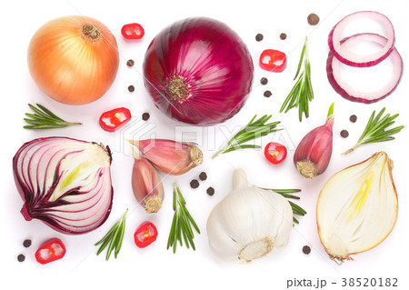 red onions, garlic with rosemary and peppercorns 38520182