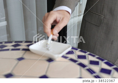 灰皿でタバコを消す 灰皿でタバコを消す 38522367