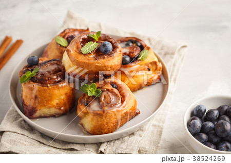Homemade cinnamon buns with blueberries Homemade cinnamon buns with blueberries 38524269