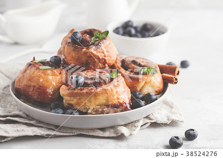 Homemade cinnamon buns with blueberries  38524276
