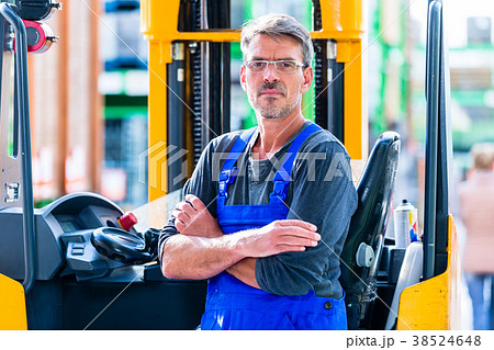 Hardware store employee with forklift 38524648