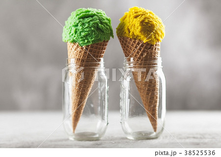 Ice cream cone 38525536