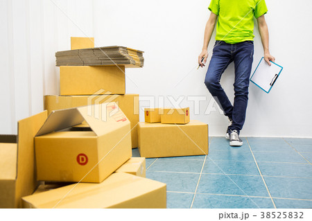 Young man as SME start up own business with box. 38525832