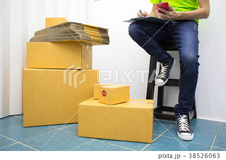 Young man as SME start up own business with box. 38526063