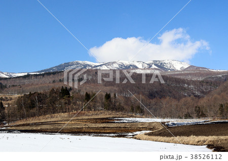 残雪の草津白根山 38526112