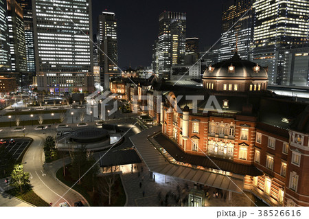 日本の東京都市景観 東京夜景、美しく生まれ変わった東京駅丸の内駅前広場。関連P検索は東京駅前風景写真 日本の東京都市景観 東京夜景、美しく生まれ変わった東京駅丸の内駅前広場。関連P検索は東京駅前風景写真 38526616