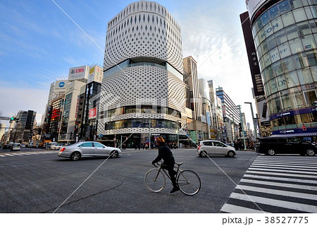 自転車と銀座阿四丁目交差点 38527775