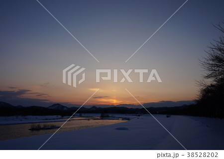 川と日没 冬 雪景色 川と日没 冬 雪景色 38528202
