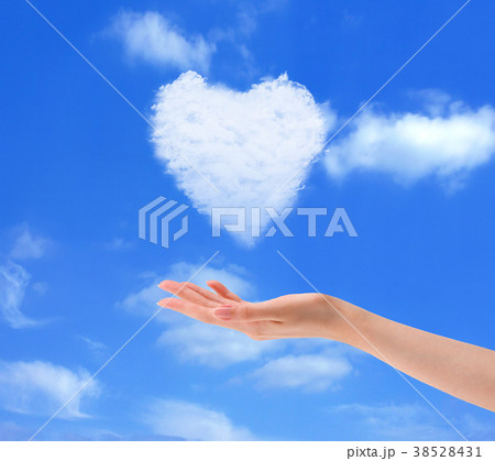 青空に浮かんだハートのような雲 38528431